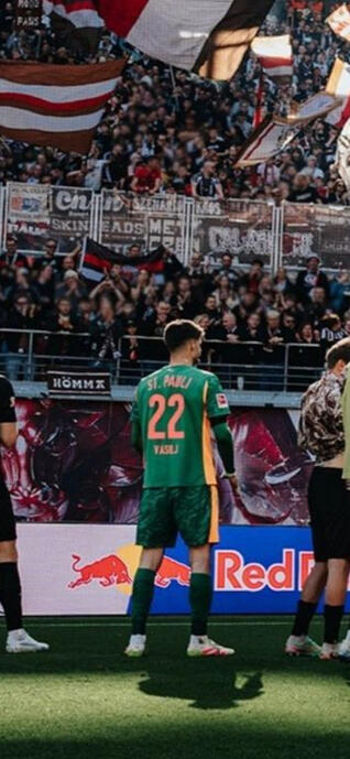 ZDer Fahne von den Sankt Pauli Fangruppe Hömma