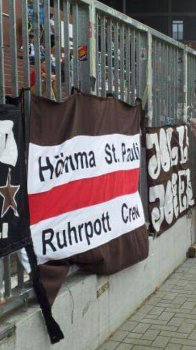 ein alter St Pauli Fahne von der Gruppe Hömma